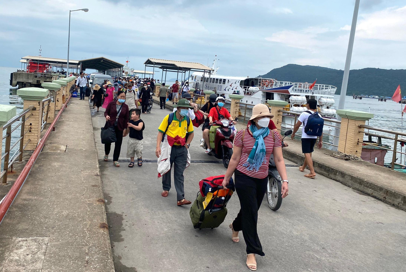 Sau 2 năm “đóng băng” do dịch bệnh COVID-19, số lượng khách đến Phú Quốc (Kiên Giang) trong kỳ nghỉ lễ Giỗ Tổ Hùng Vương năm nay tăng mạnh.