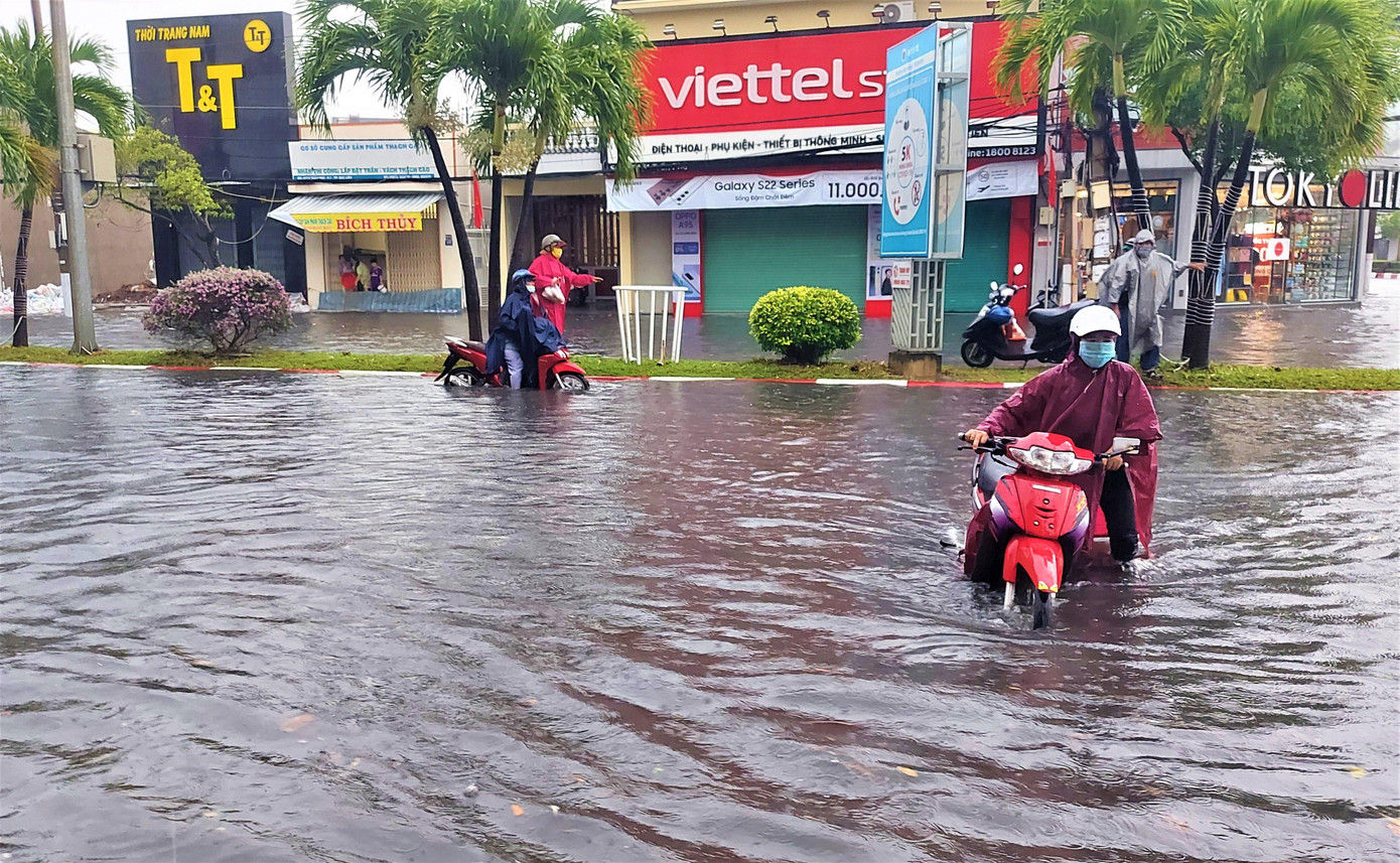 Các phương tiện di chuyển khó khăn. Nhiều xe bị chết máy. Nhiều hộ dân bị nước tràn vào nhà, gây khó khăn cho việc buôn bán và cuộc sống sinh hoạt gia đình.