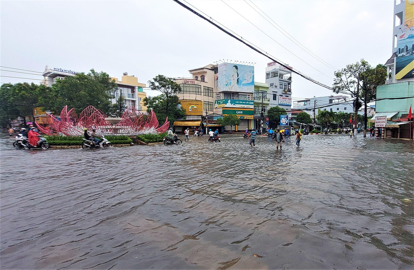 Trước đó, để khắc phục tình trạng ngập lụt và triều cường kéo dài, Bạc Liêu đã tiến hành sửa chữa và nâng cao nhiều tuyến đường chính của thành phố như Hai Bà Trưng, Võ Thị Sáu... Nhưng sau cơn mưa kéo dài sáng nay, nhiều tuyến đường vừa được sửa chữa và nâng cấp vẫn bị ngập.