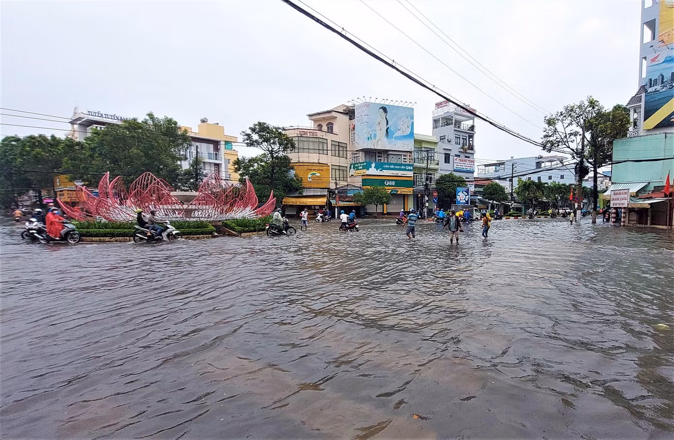 Trước đó, để khắc phục tình trạng ngập lụt và triều cường kéo dài, Bạc Liêu đã tiến hành sửa chữa và nâng cao nhiều tuyến đường chính của thành phố như Hai Bà Trưng, Võ Thị Sáu... Nhưng sau cơn mưa kéo dài sáng nay, nhiều tuyến đường vừa được sửa chữa và nâng cấp vẫn bị ngập.