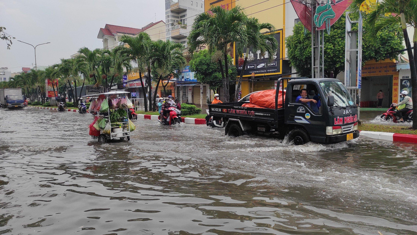 Cơn mưa lớn kéo dài nhiều giờ đồng hồ từ rạng sáng 11/4, làm nhiều tuyến đường ở TP. Bạc Liêu (tỉnh Bạc Liêu) ngập nặng. Ghi nhận tại các tuyến đường chính của TP. Bạc Liêu như Hai Bà Trưng, Phan Đình Phùng, Hoà Bình, Trần Phú... đều chìm trong biển nước.