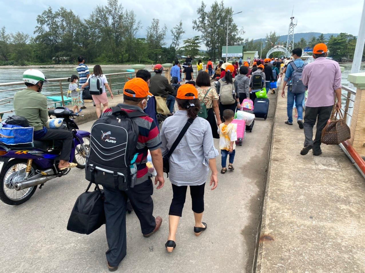 Tại bến Cảng Bãi Vòng (Hàm Ninh, TP. Phú Quốc), chật kín khách du khách trong dịp lễ. Đa số các hãng tàu đều tăng chuyến so với những tháng đầu năm, nhưng giá vé vẫn không tăng.