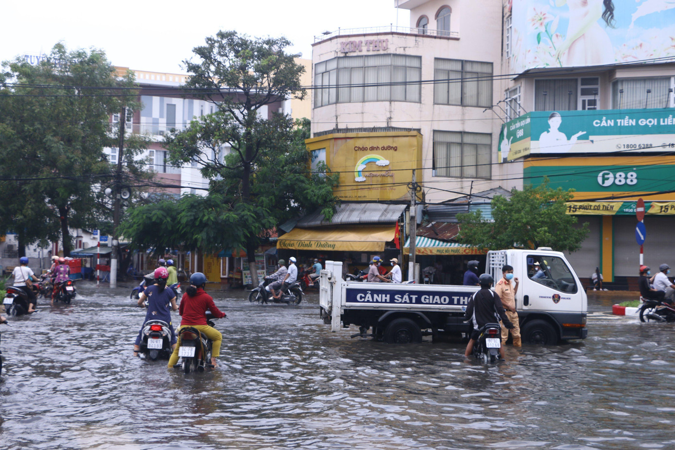 Trước tình hình trên, lực lượng CSGT Công an tỉnh Bạc Liêu đã tổ chức lực lượng tiếp cận, điều tiết, hướng dẫn giao thông. Đồng thời, kịp thời huy động xe tải nâng nhằm sẵn sàng hỗ trợ vận chuyển xe máy của người dân bị chết máy qua điểm ngập sâu.