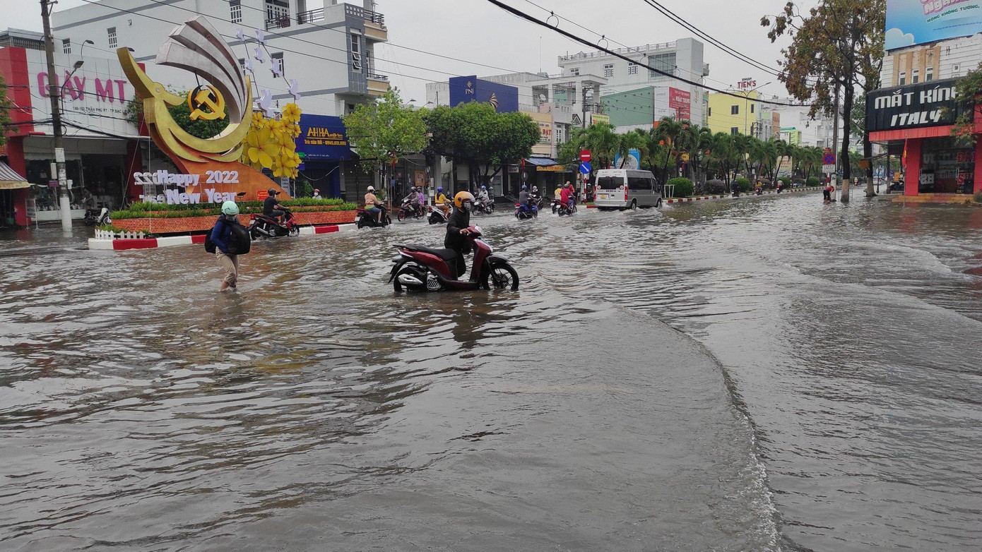 Đến trưa cùng ngày, dù mưa đã ngớt nhưng nhiều tuyến đường vẫn còn ngập sâu.