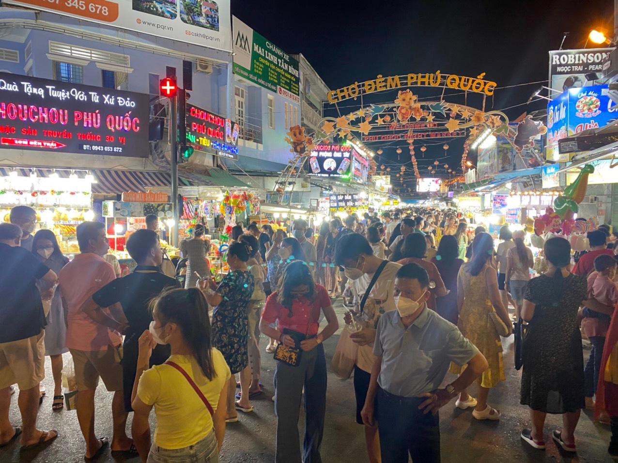 Chợ đêm Phú Quốc nhộn nhịp du khách trong kỳ nghỉ lễ Giỗ Tổ Hùng Vương. Theo lãnh đạo UBND tỉnh Kiên Giang, năm 2022, địa phương phấn đấu thu hút 5,6 triệu lượt du khách, trong đó khách quốc tế 200.000 lượt; tổng doanh thu khoảng 7.750 tỷ đồng. Ảnh: Nhật Huy.