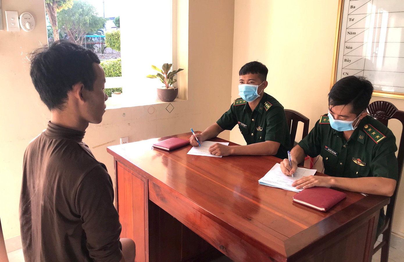 9 người này khai nhận tất cả là người Trung Quốc. Ảnh Tiến Vinh.