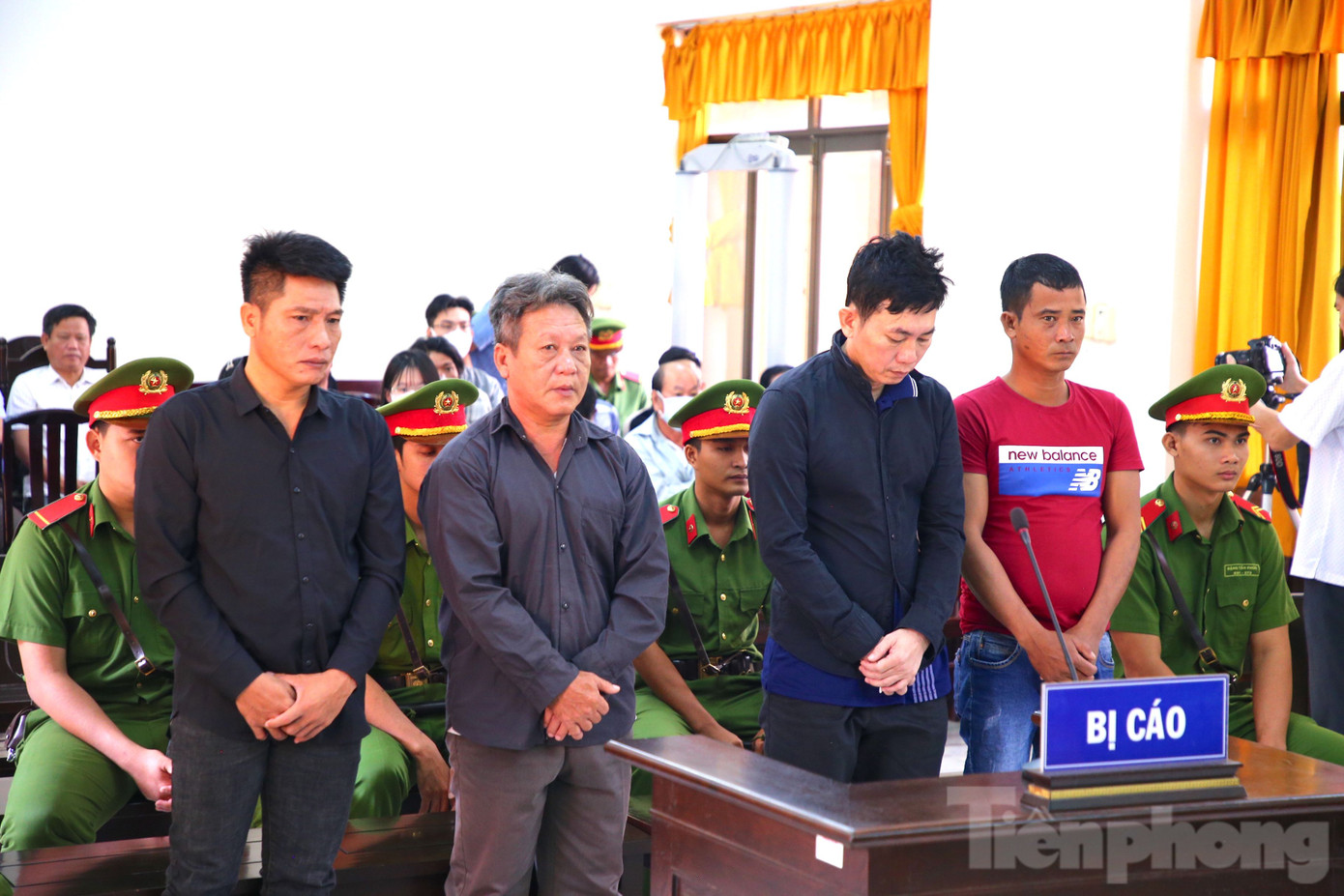 Các bị cáo nghe toà tuyên án.