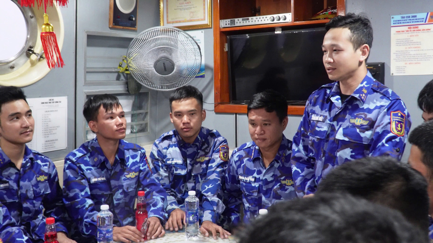 Cấp ủy, chỉ huy tàu CSB chúc Tết cán bộ, chiến sĩ đêm giao thừa. Cấp ủy, chỉ huy tàu CSB chúc Tết cán bộ, chiến sĩ đêm giao thừa.