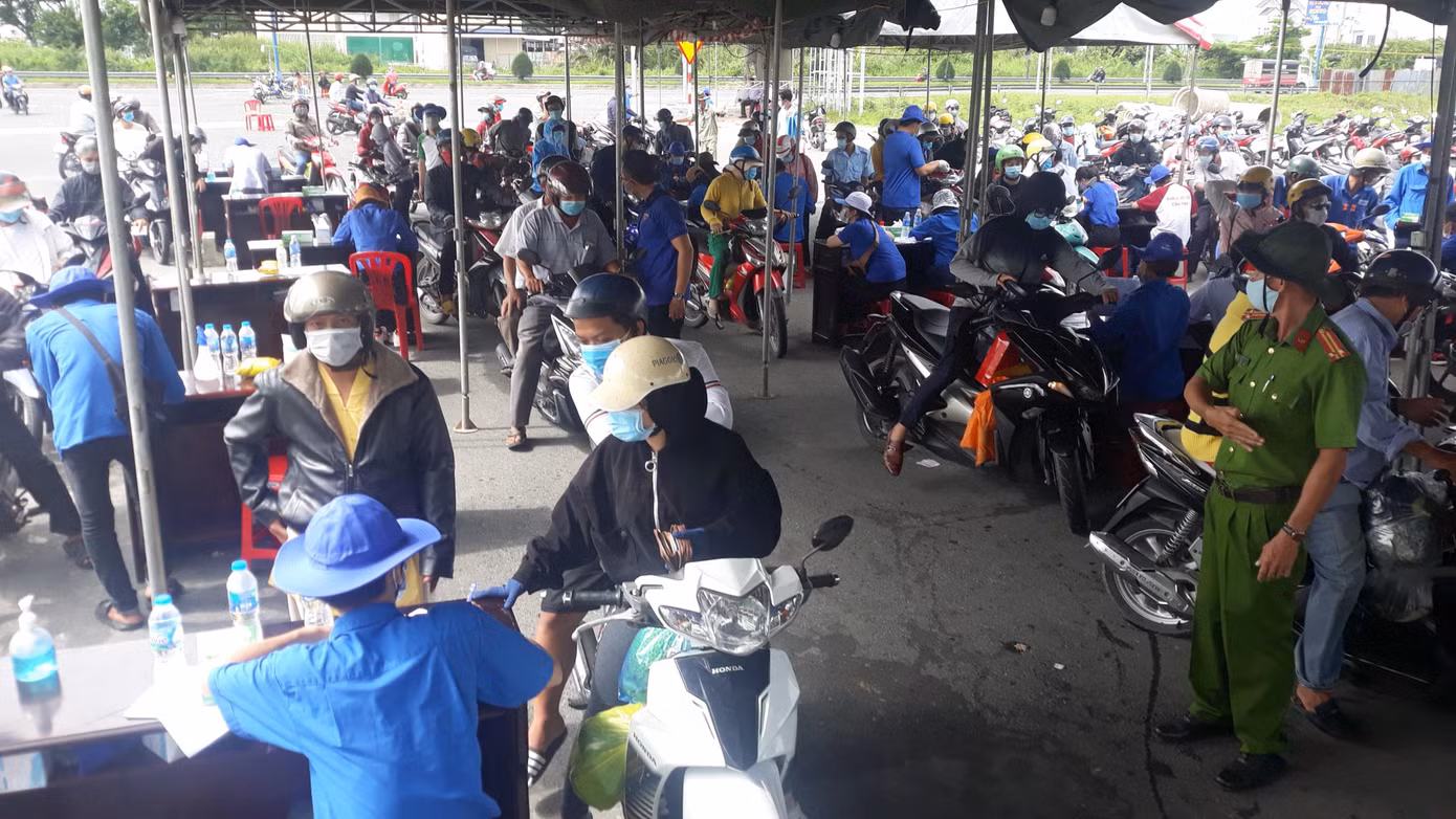 Lượng người đổ về rất đông, lực lượng chức năng liên tục hướng dẫn, nhắc nhở giãn cách. Lượng người đổ về rất đông, lực lượng chức năng liên tục hướng dẫn, nhắc nhở giãn cách.