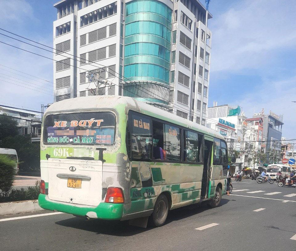 Xe buýt cũ kỹ không đảm bảo vẻ mỹ quan. (Ảnh chụp ngày 15/7).