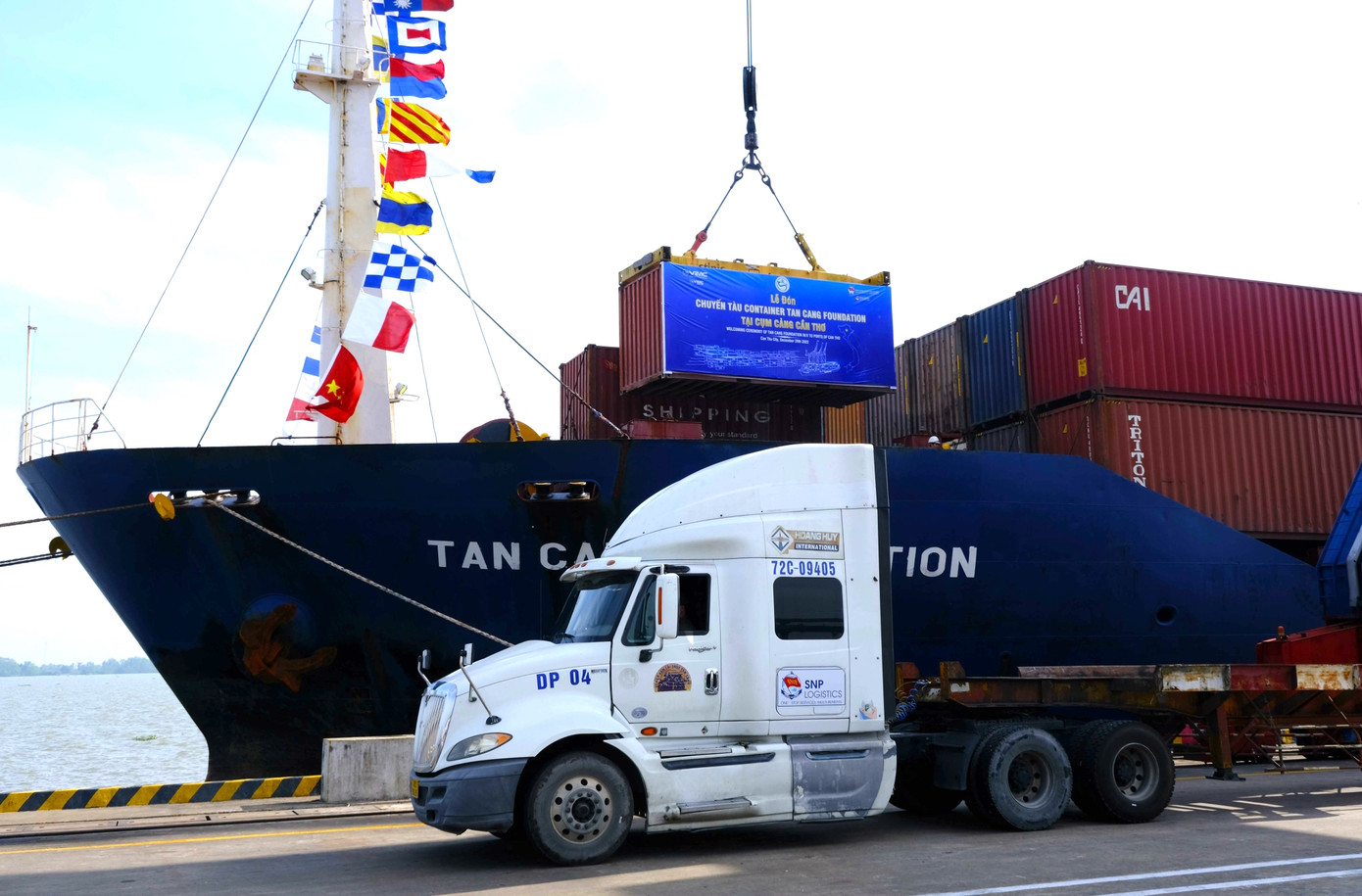 Bốc dỡ container lên tàu Tan Cang Foundation.