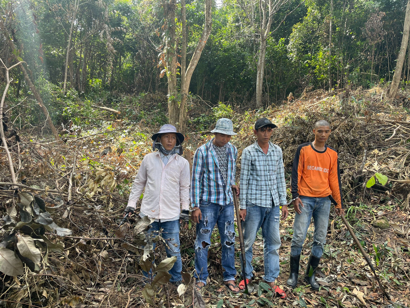 Lực lượng chức năng bắt quả tang 4 người chặt phá rừng ở Phú Quốc. Lực lượng chức năng bắt quả tang 4 người chặt phá rừng ở Phú Quốc.