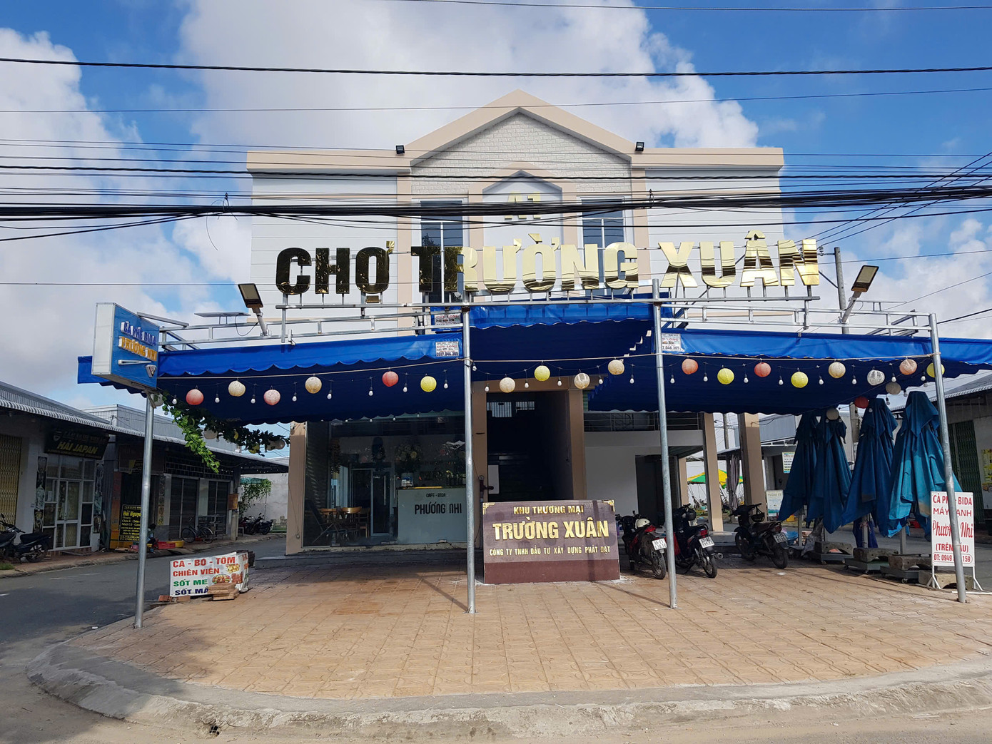 Chợ Trường Xuân cách chợ Bà Đầm vài trăm mét, nhưng vắng bóng người mua bán sau 4 năm hoàn thành.