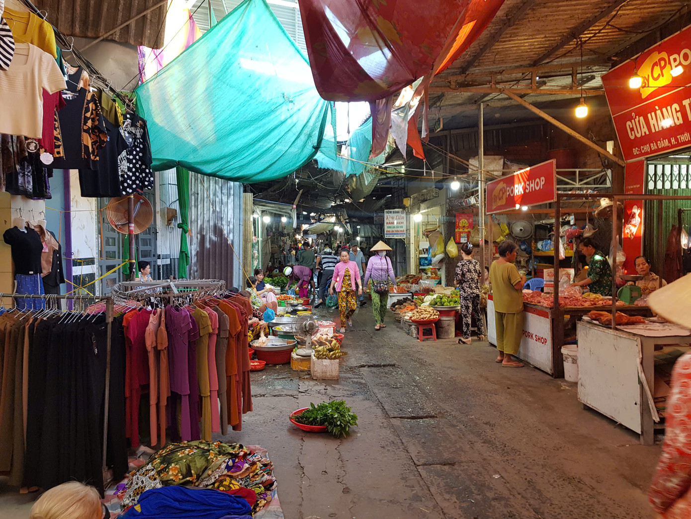 Chợ Bà Đầm cũ dù xuống cấp, tiềm ẩn nguy cơ cháy nổ, vẫn tấp nập người mua - bán.