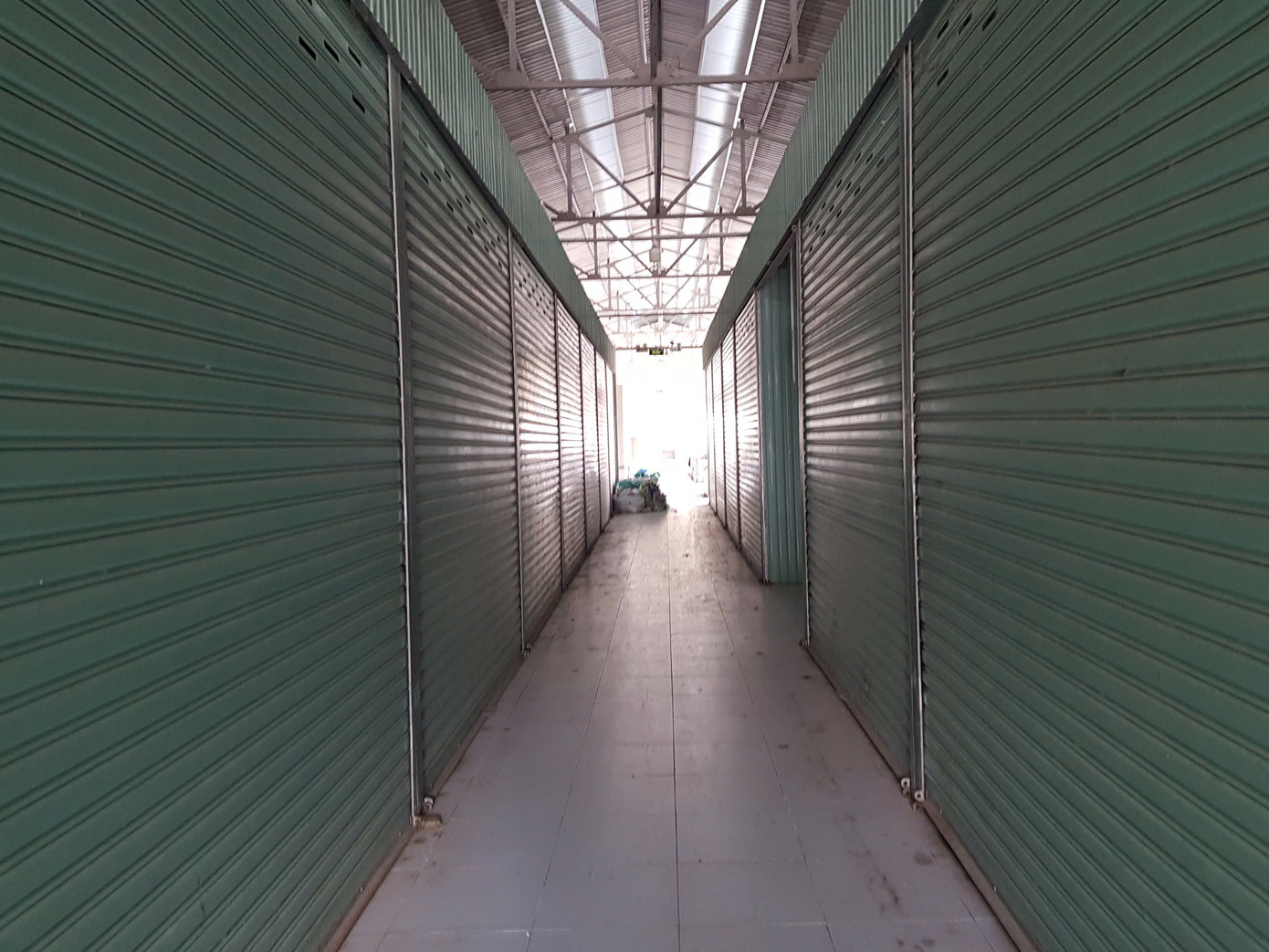 Chợ Trường Xuân mới được dựng lên để thay chợ Bà Đầm, nhưng bỏ hoang 4 năm nay không ai tới mua bán, dù chỉ cách chợ cũ vài trăm mét.