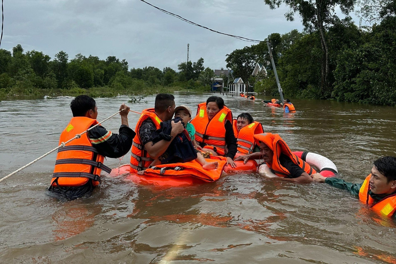 Một số khu vực ở Phú Quốc ngập sâu. Ảnh: Phương Vũ. Một số khu vực ở Phú Quốc ngập sâu. Ảnh: Phương Vũ.