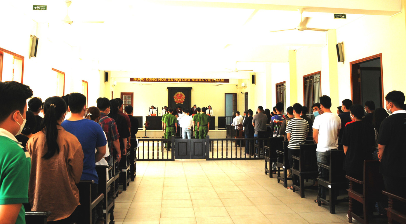 Có rất đông bị hại là sinh viên đến tham dự phiên toà. Có rất đông bị hại là sinh viên đến tham dự phiên toà.