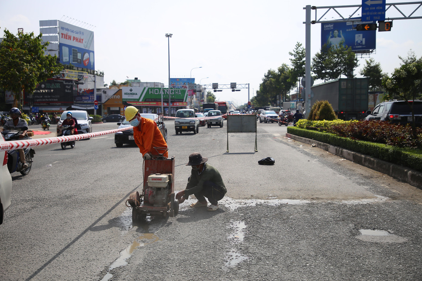 Cần Thơ cho khắc phục, sửa chữa một số tuyến đường hư hỏng sau triều cường. Ảnh: Nhật Huy. Cần Thơ cho khắc phục, sửa chữa một số tuyến đường hư hỏng sau triều cường. Ảnh: Nhật Huy.