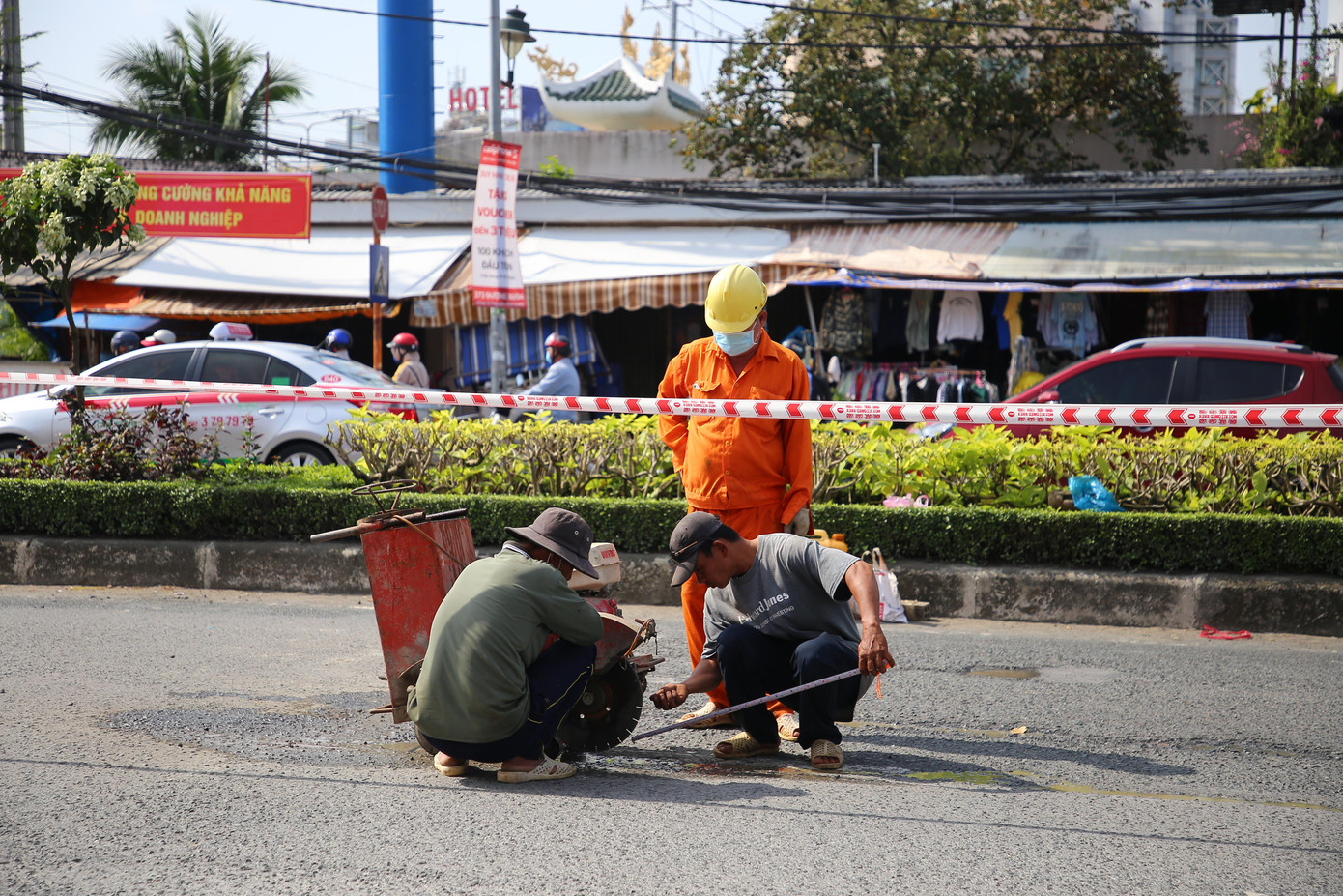 Riêng một số tuyến đường do Sở GTVT TP quản lý cũng đang dọn dẹp, sửa chữa để đảm bảo an toàn cho người tham gia giao thông...