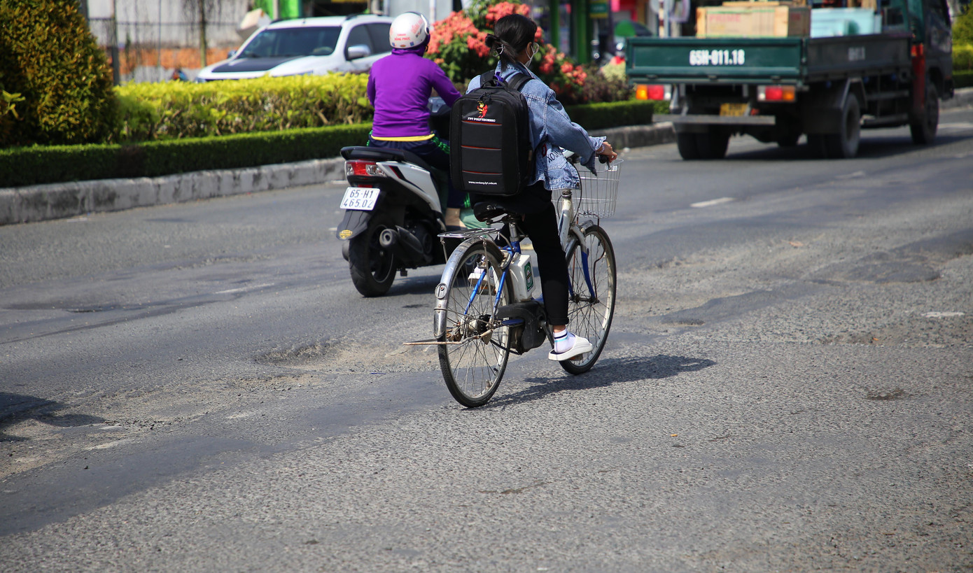 Đường Nguyễn Văn Linh, giao nhau với đường 3/2 bị xuống cấp.