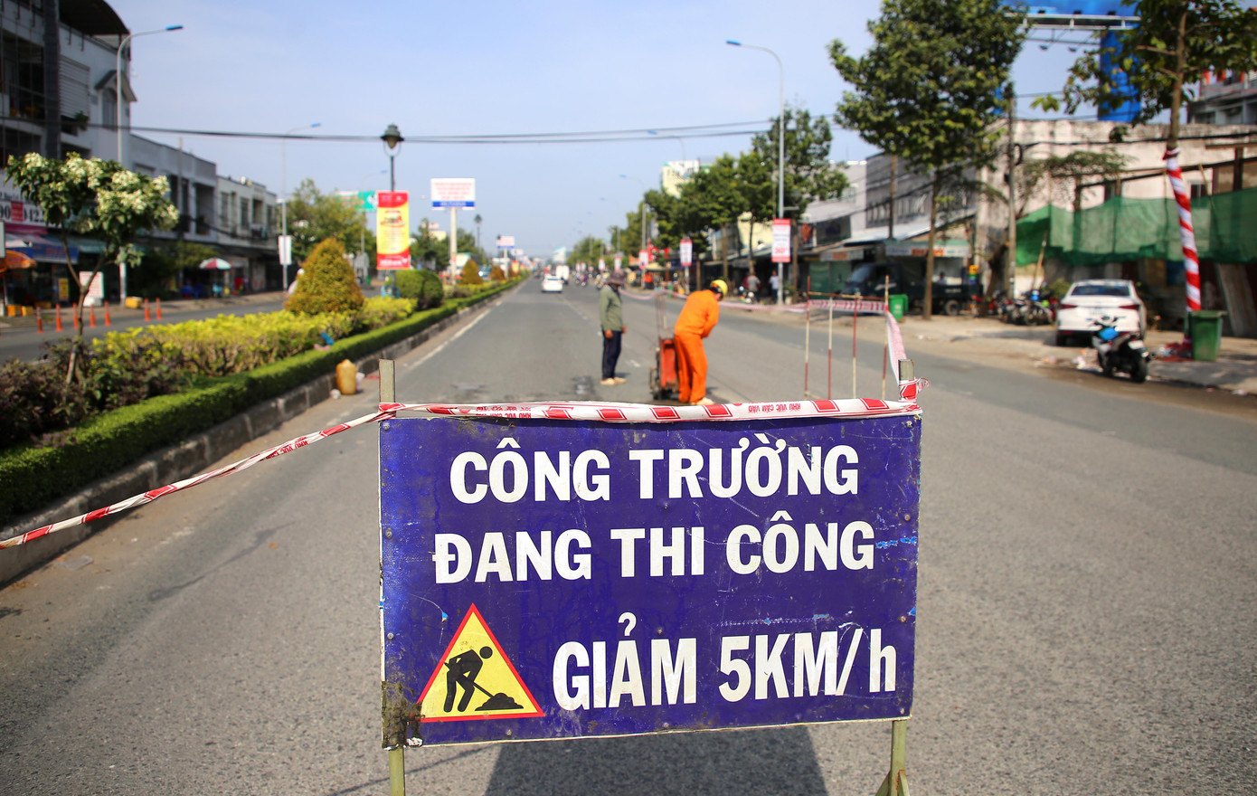 Theo thống kê, sau đợt triều cường vừa qua, toàn TP Cần Thơ có ít nhất 20 tuyến đường xuống cấp, bong tróc mặt đường.