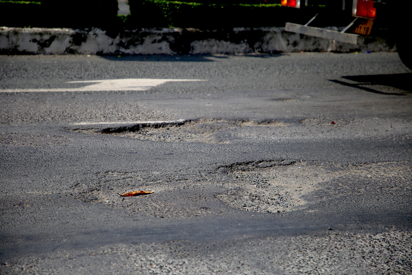 Chị Lê Thị Hồng - người dân sinh sống trên đường Nguyễn Văn Linh, quận Ninh Kiều cho biết, đợt triều cường vừa qua gây ảnh hưởng đến việc đi lại của người dân. Đáng nói, sau triều cường thì mặt đường bị ứ đọng nước, lổm chổm 'ổ gà'. Chính quyền địa phương nên có phương án khắc phục, xử lý tình trạng này.