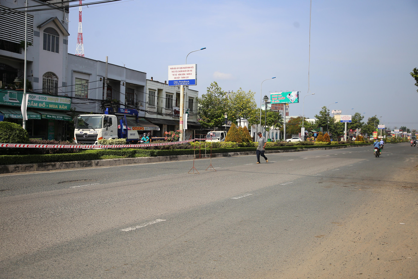 Ông Lê Tiến Dũng - Giám đốc Sở GTVT TP. Cần Thơ cho biết, đối với các tuyến đường thuộc quản lý của các quận, huyện thì địa phương cũng đang triển khai công tác sửa chữa khắc phục tình trạng hư hỏng, xuống cấp.