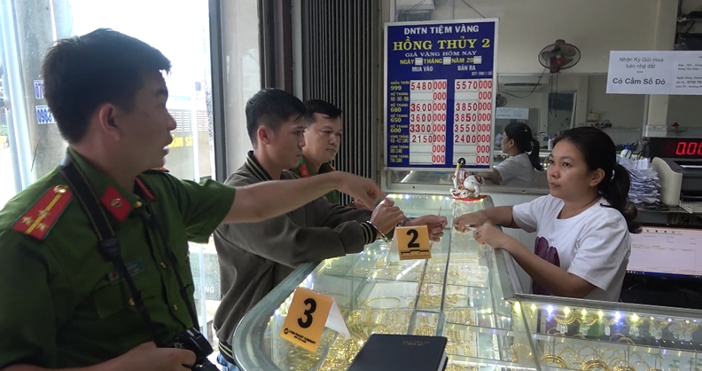 Thực nghiệm hiện trường vụ cướp giật tài sản tại tiệm vàng trên địa bàn huyện Chợ Gạo. Ảnh Trọng Tín.