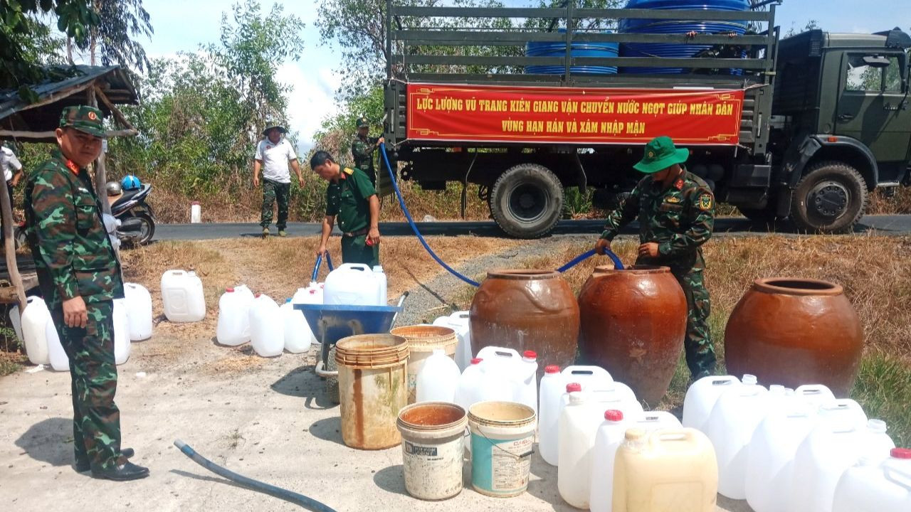 Lực lượng vũ trang tỉnh Kiên Giang vận chuyển nước ngọt cho người dân vùng hạn hán, xâm nhập mặn. Ảnh: Phương Vy.