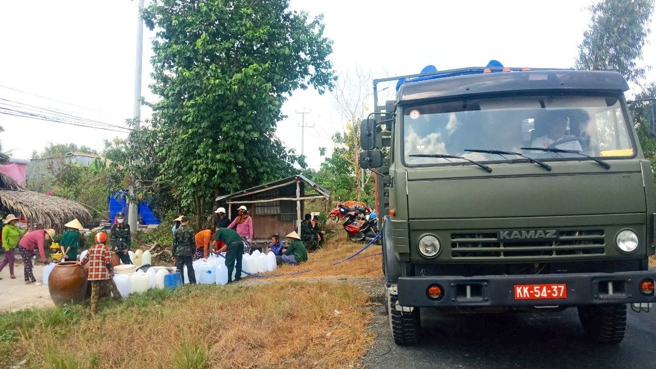 Xe chở nước sinh hoạt đến bà con bị ảnh hưởng hạn mặn.