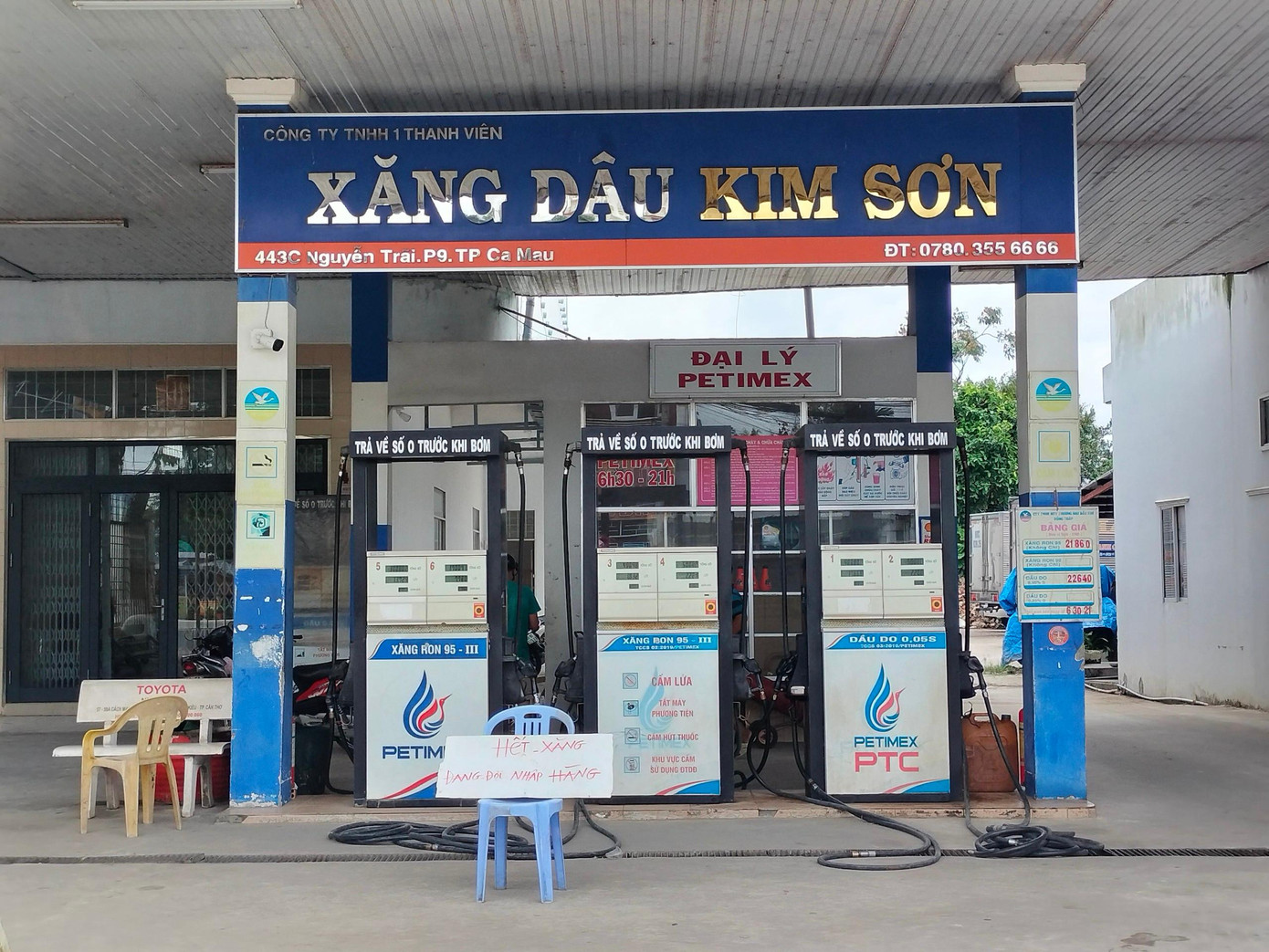 Một cây xăng ở Cà Mau treo biển 'hết xăng chờ nhập hàng". Một cây xăng ở Cà Mau treo biển 'hết xăng chờ nhập hàng".