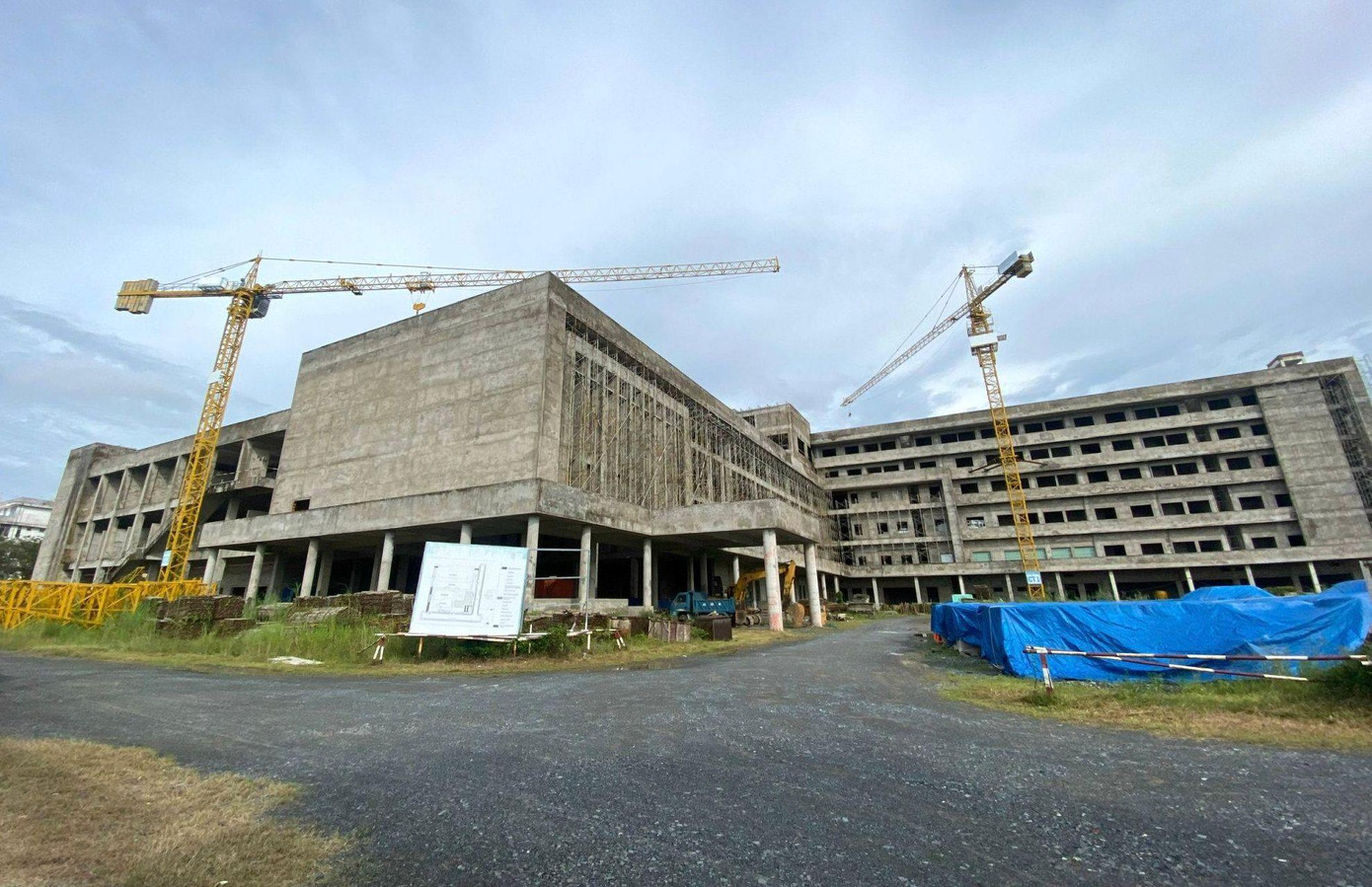Dự án Bệnh viện Ung bướu Cần Thơ chậm tiến độ. Ảnh: N.H
