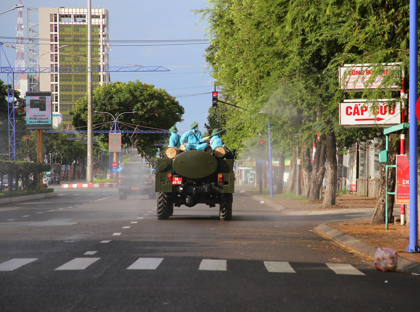 Theo kế hoạch, bộ đội Quân khu 9 sử dụng xe đặc chủng hóa học tiến hành phun hóa chất khử khuẩn, làm sạch các tuyến đường, khu vực nguy cơ lây nhiễm dịch bệnh COVID-19 thuộc địa bàn 3 quận trọng điểm, gồm: Cái Răng, Bình Thủy và Ninh Kiều. Theo kế hoạch, bộ đội Quân khu 9 sử dụng xe đặc chủng hóa học tiến hành phun hóa chất khử khuẩn, làm sạch các tuyến đường, khu vực nguy cơ lây nhiễm dịch bệnh COVID-19 thuộc địa bàn 3 quận trọng điểm, gồm: Cái Răng, Bình Thủy và Ninh Kiều.