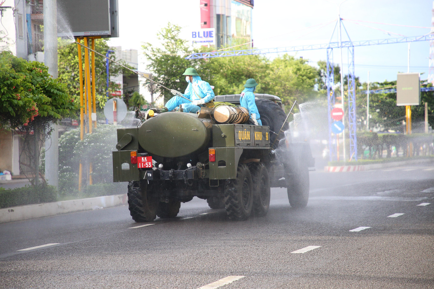 Đối với quận Ninh Kiều, khu vực phun khử trùng trên các tuyến đường thuộc các phường: An Nghiệp, An Hòa, Thới Bình, Xuân Khánh, An Phú, Cái Khế, An Cư, Tân An, An Bình và An Khánh. Đối với quận Ninh Kiều, khu vực phun khử trùng trên các tuyến đường thuộc các phường: An Nghiệp, An Hòa, Thới Bình, Xuân Khánh, An Phú, Cái Khế, An Cư, Tân An, An Bình và An Khánh.
