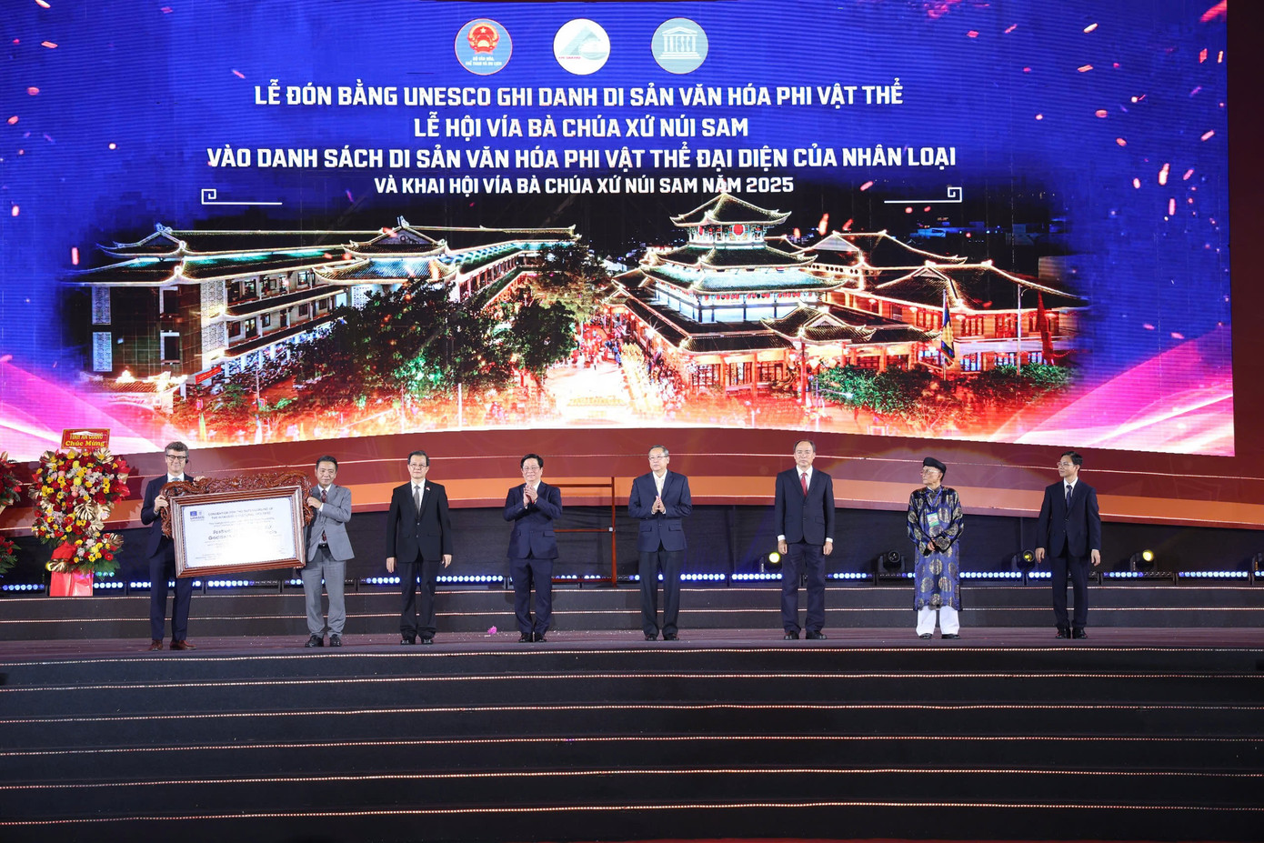 Ông Jonathan Baker, Trưởng đại diện UNESCO Việt Nam trao bằng của UNESCO ghi danh Lễ hội Vía Bà Chúa Xứ Núi Sam vào danh sách di sản văn hóa phi vật thể đại diện của nhân loại. Ông Jonathan Baker, Trưởng đại diện UNESCO Việt Nam trao bằng của UNESCO ghi danh Lễ hội Vía Bà Chúa Xứ Núi Sam vào danh sách di sản văn hóa phi vật thể đại diện của nhân loại.