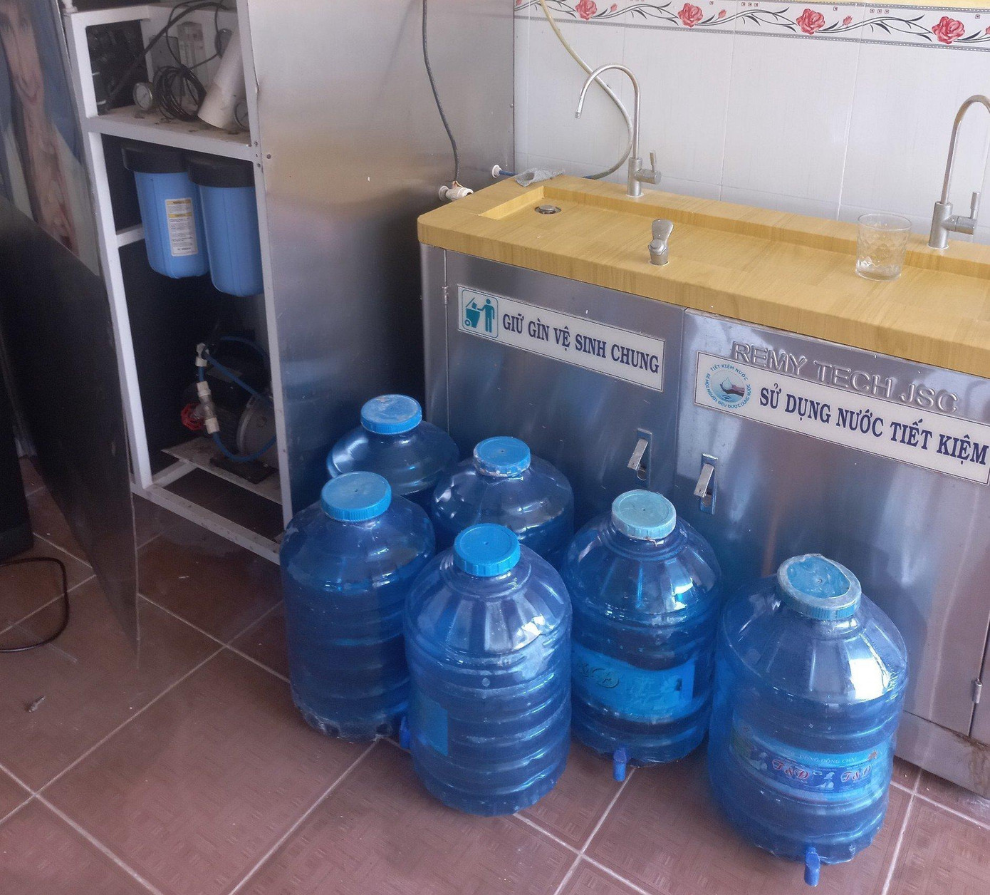 Hệ thống thiết bị lọc nước tại một trường học trên địa bàn huyện Vĩnh Lợi.