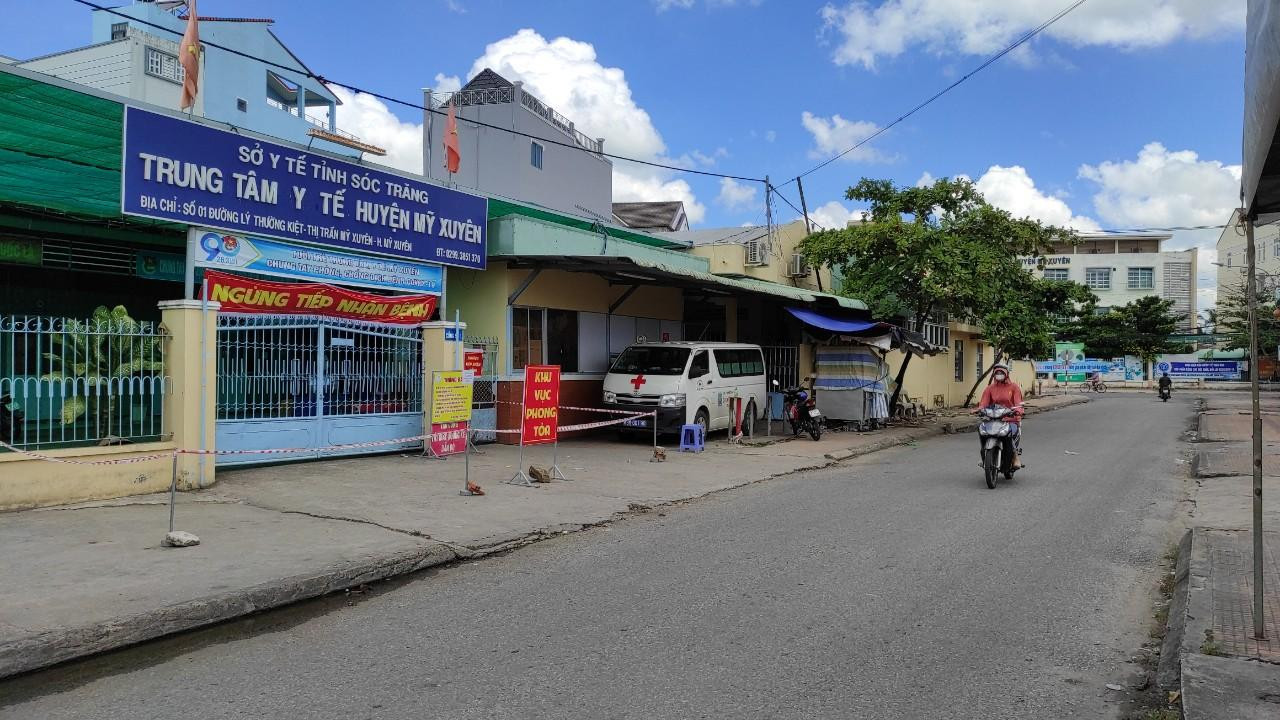 Trung tâm y tế huyện Mỹ Xuyên bị phong tỏa sau khi phát hiện ca mắc COVID-19.