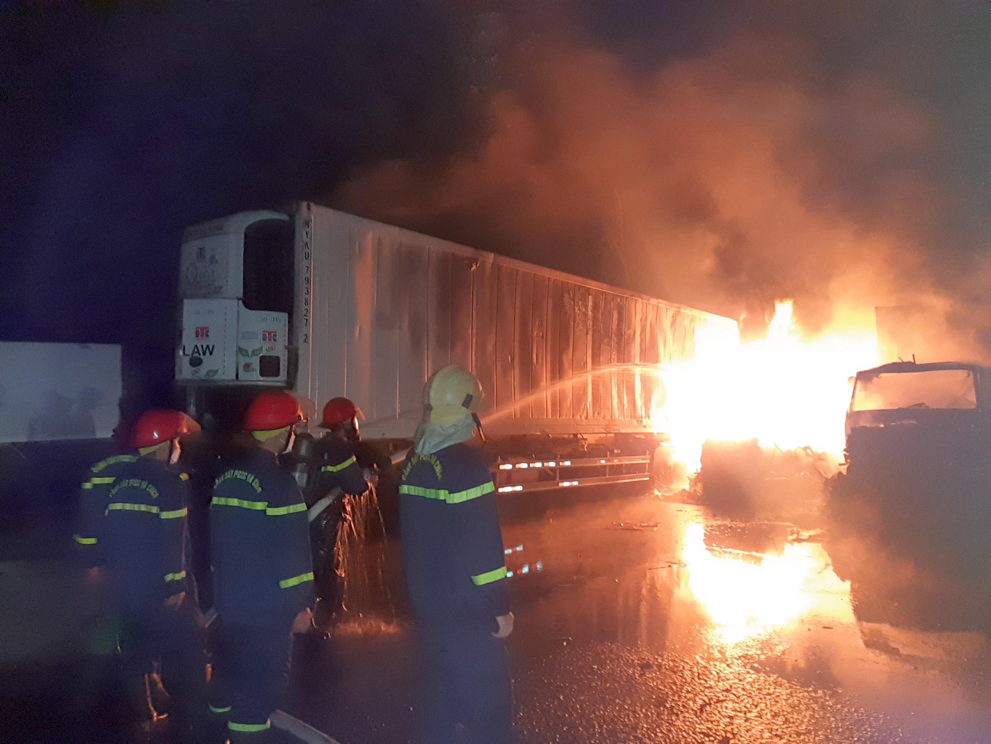 Đến khoảng 0 giờ 30 phút ngày 27/9, ngọn lửa được khống chế.