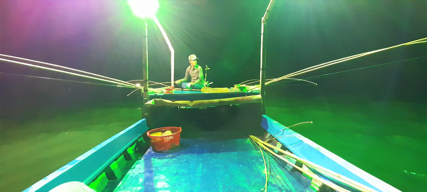 Chuẩn bị cho một chuyến câu mực thì không thể nào thiếu mồi câu mực. Mồi câu mực là những con tôm giả được làm bằng kim loại có kèm các móc câu ở đuôi tôm, thân tôm được dán bằng giấy màu kim tuyến nhiều màu sắc. Khi những con tôm giả này được thả vào nước biển, kim tuyến cùng giấy màu được sự chiếu sáng của đèn cao áp sẽ thu hút ánh nhìn của con mực.