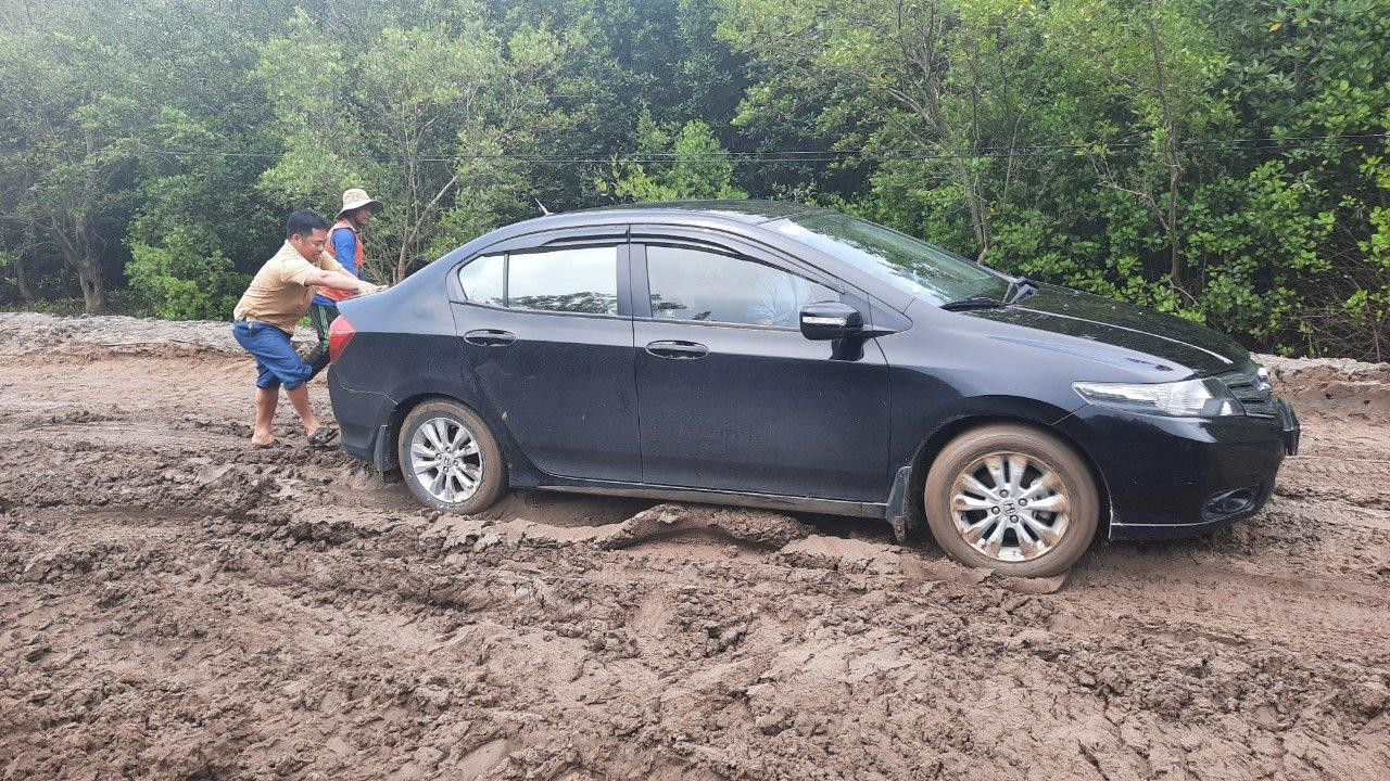 Được biết, Tổng cục Đường bộ Việt Nam cũng đã họp trực tuyến đốc thúc tiến độ dự án. Qua báo cáo của chủ đầu tư, nguyên nhân chủ quan của nhà thầu là chưa tập trung thiết bị máy móc, nhân sự; nguyên nhân khác do ảnh hưởng thời tiết bất lợi.