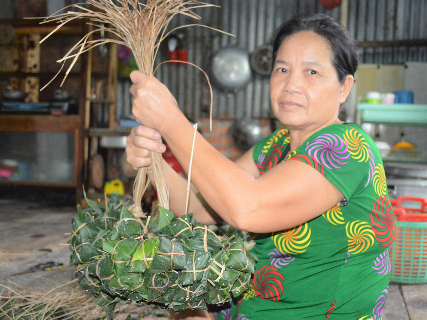 Gia đình bà Lê Thị My đã gắn bó với nghề gói bánh ú lá tre khoảng 40 năm nay. Gia đình bà Lê Thị My đã gắn bó với nghề gói bánh ú lá tre khoảng 40 năm nay.