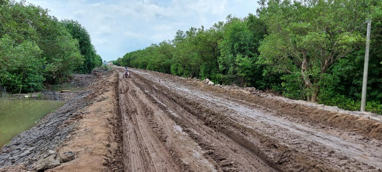 Dự án xử lý chống ngập đảm bảo giao thông thuộc tuyến đường Hồ Chí Minh đoạn Năm Căn - Đất Mũi (tỉnh Cà Mau) có tổng chiều dài khoảng 12km, với kinh phí trên 77 tỷ đồng.