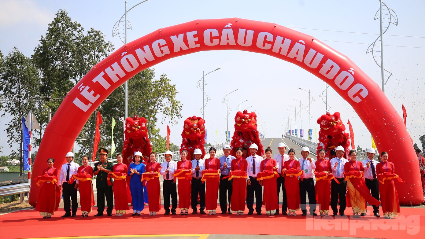 Các đại biểu thực hiện nghi thức cắt băng thông xe cầu Châu Đốc. Các đại biểu thực hiện nghi thức cắt băng thông xe cầu Châu Đốc.