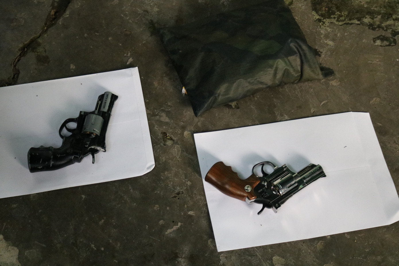 2 khẩu súng được lực lượng chức năng thu giữ.