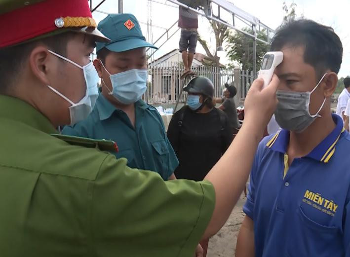 Lực lượng chức năng đo thân nhiệt, buộc khai báo y tế. Ảnh: Phương Vũ. Lực lượng chức năng đo thân nhiệt, buộc khai báo y tế. Ảnh: Phương Vũ.