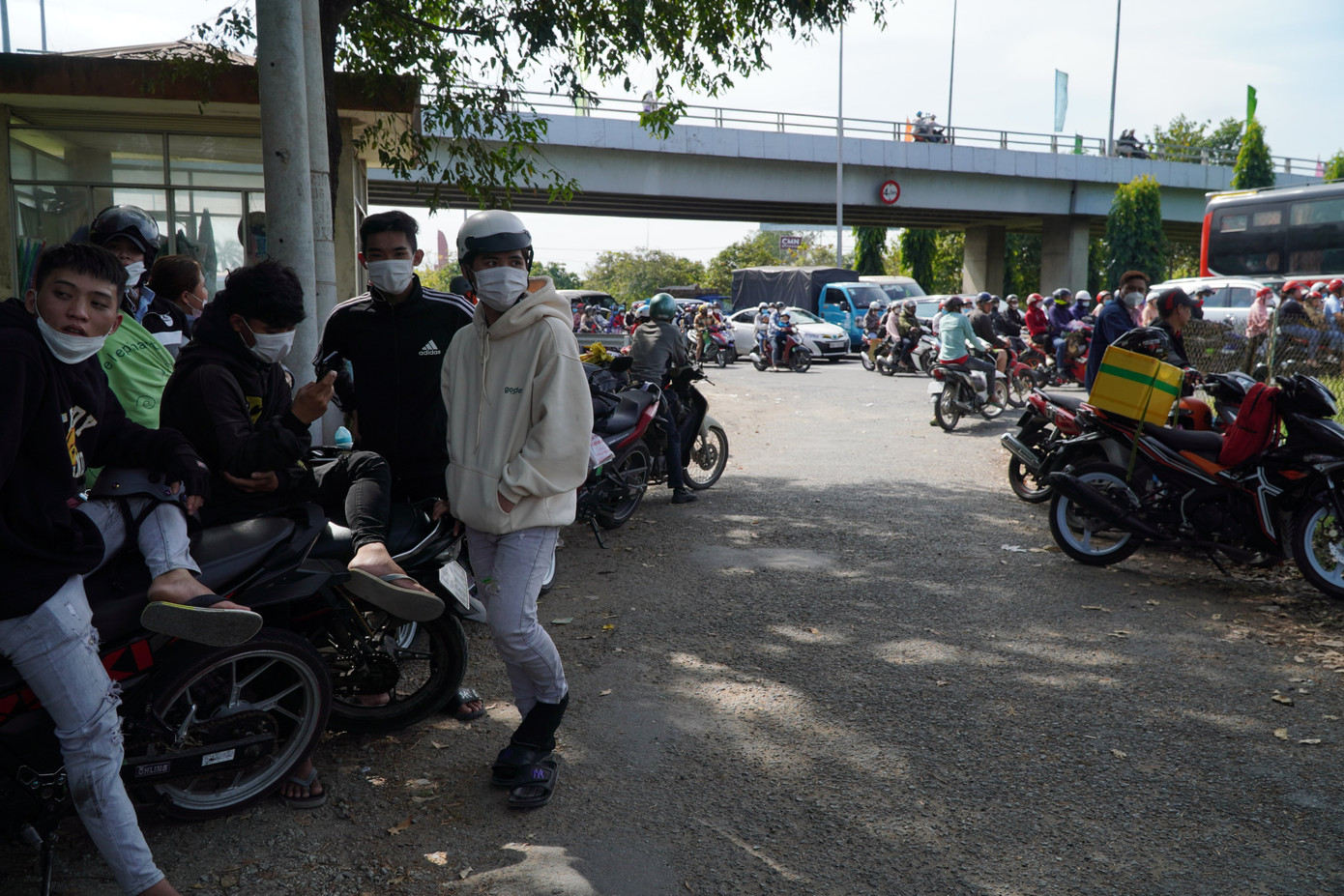 Theo ghi nhận của phóng viên, do thời tiết khá nắng nóng và oi bức nên nhiều người chọn cách tạm dừng chân bên đường hoặc vào quán cà phê gần đó chờ giao thông thông thoáng mới tiếp tục cuộc hành trình.