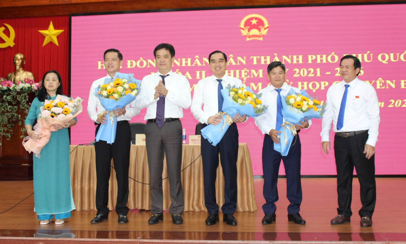 Ông Trần Minh Khoa (thứ 2 từ trái sang) được bầu giữ chức Chủ tịch UBND TP. Phú Quốc.