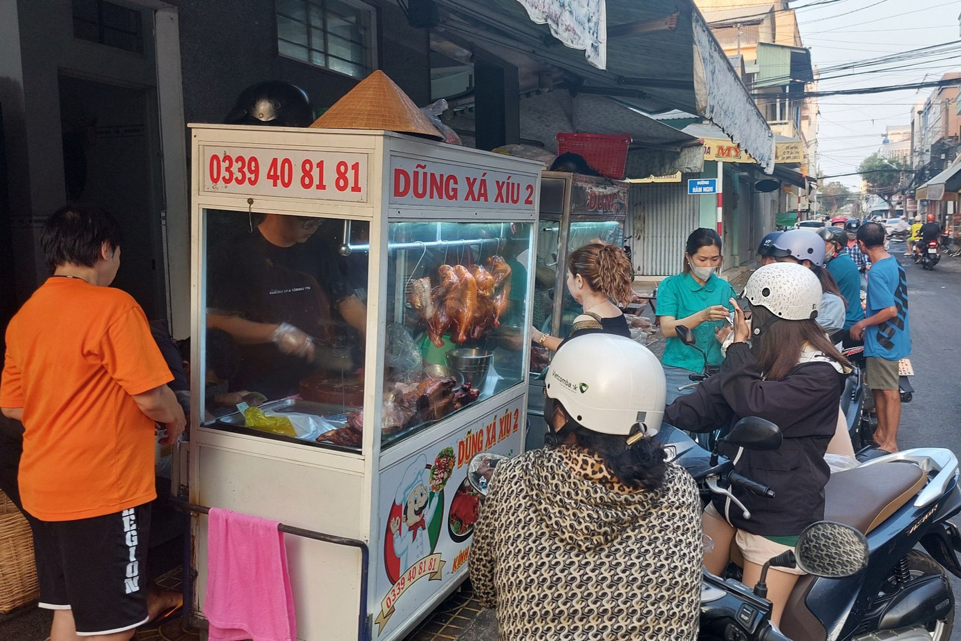 Các điểm bán thịt heo quay đông khách mua, giá vẫn giữ nguyên như trước Tết là 350.000 đồng/kg.