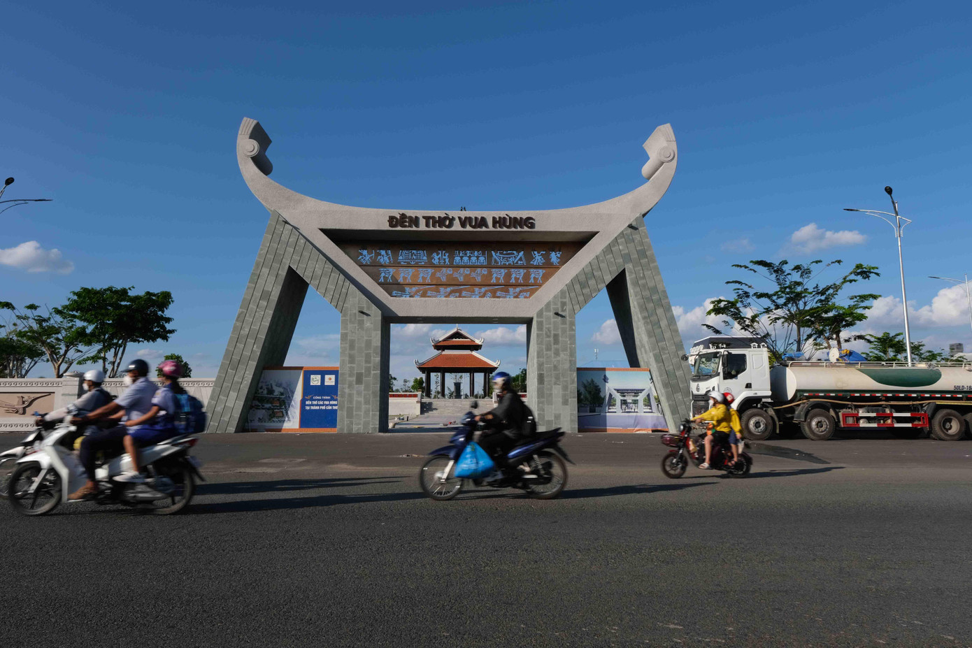 Công trình Đền thờ Vua Hùng nằm sát trục đường 2 chiều Võ Văn Kiệt, cách sân bay quốc tế Cần Thơ khoảng 2 km, tọa lạc trên diện tích rộng hơn 39.000m2, kinh phí xây dựng 129,5 tỉ đồng