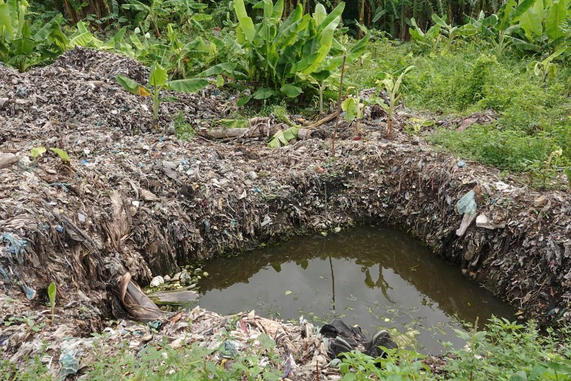 Mặc dù đã được cắt ngọn, vận chuyển đến bãi rác khác nhưng ước tính còn khoảng 30.000 tấn rác tồn đọng tại đây.